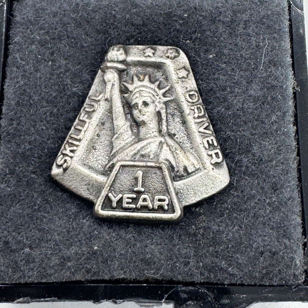 Vintage Statue of Liberty Skillful Driver 1 Year Safety Award‎ Pin